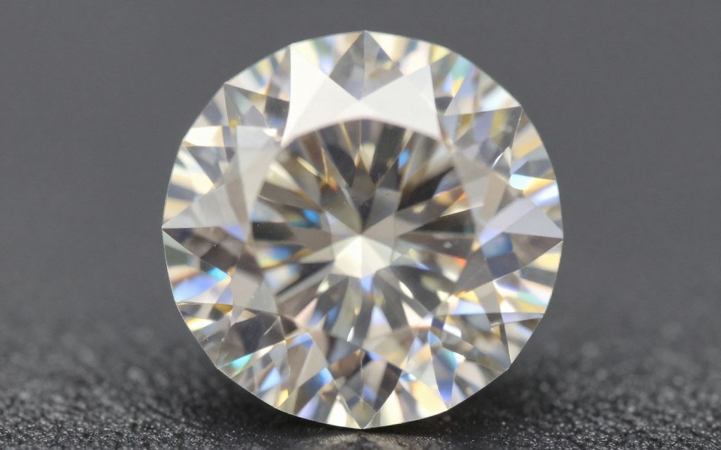 Eye-clean diamond showing no visible inclusions Eye-clean diamond showing no visible inclusions