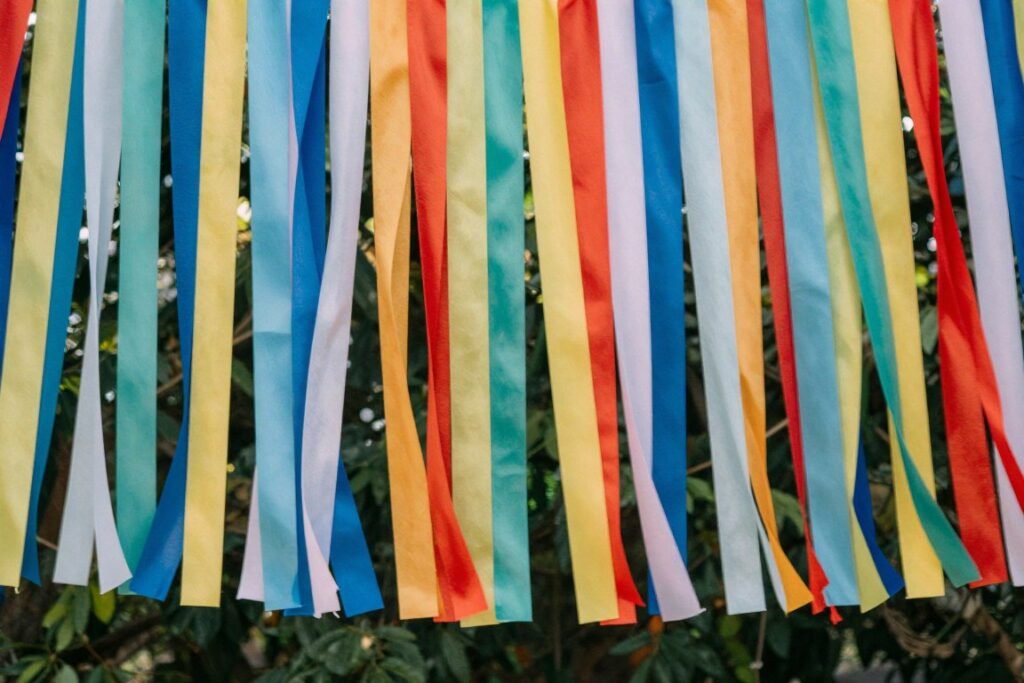 Ribbon or fabric streamers as backyard wedding backdrop